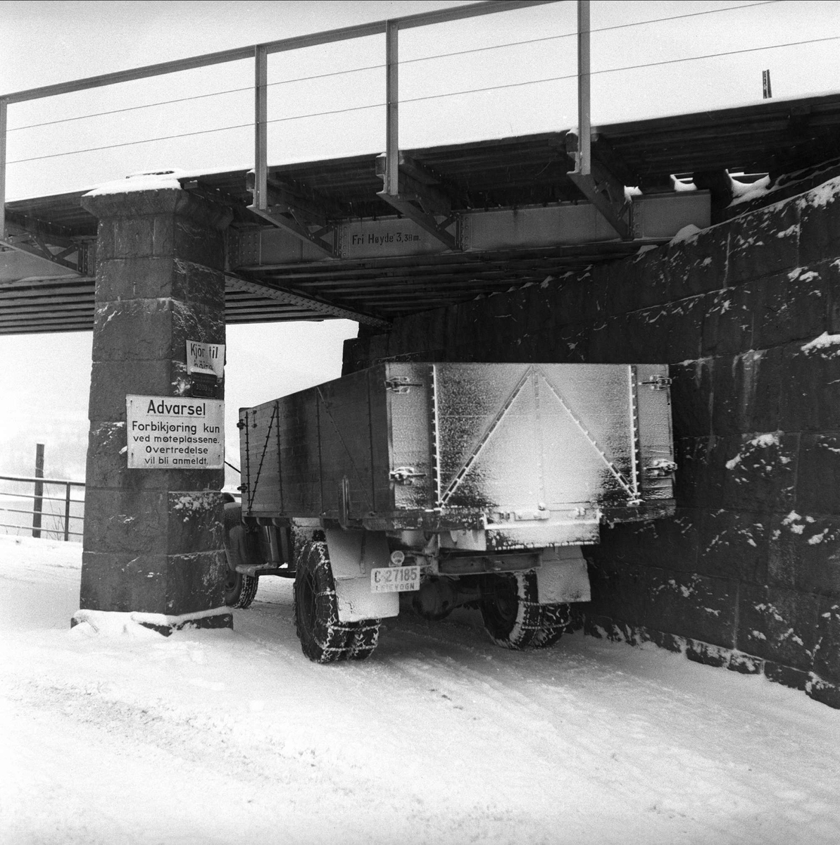 Minnesund, Akershus, november 1951. Lastebil på den gamle Minnesundbrua.
