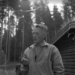 Finnskogen, august 1956. Marken. Mann med pipe.