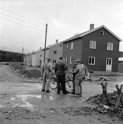 Bøler, Oslo, 17.09.1955. Boliger og menn med sykkel.