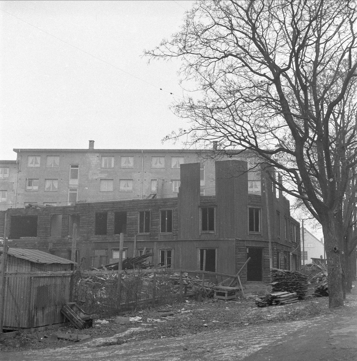 Sandaker, Oslo, 17.11.1956. Regulering. Boligblokker og hus under riving.