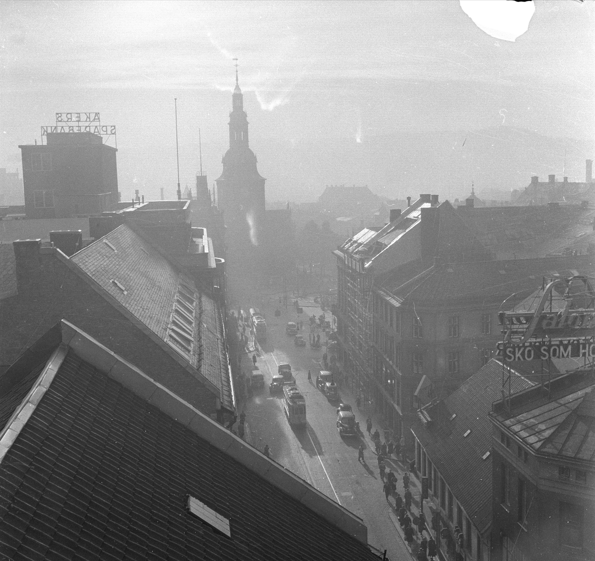 Dette er Grensen, sett fra Akersgata mot Stortorget og Domkirken.
September 1955. Bygate med bygårder og trafikk.