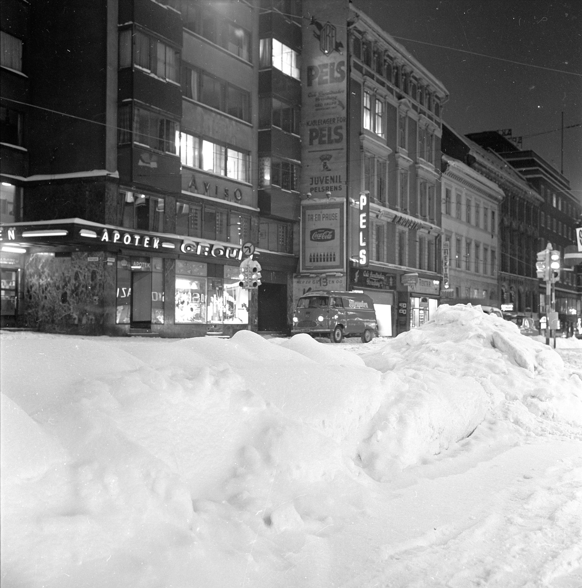 Oslo, 1967. Gatebilde med snø.