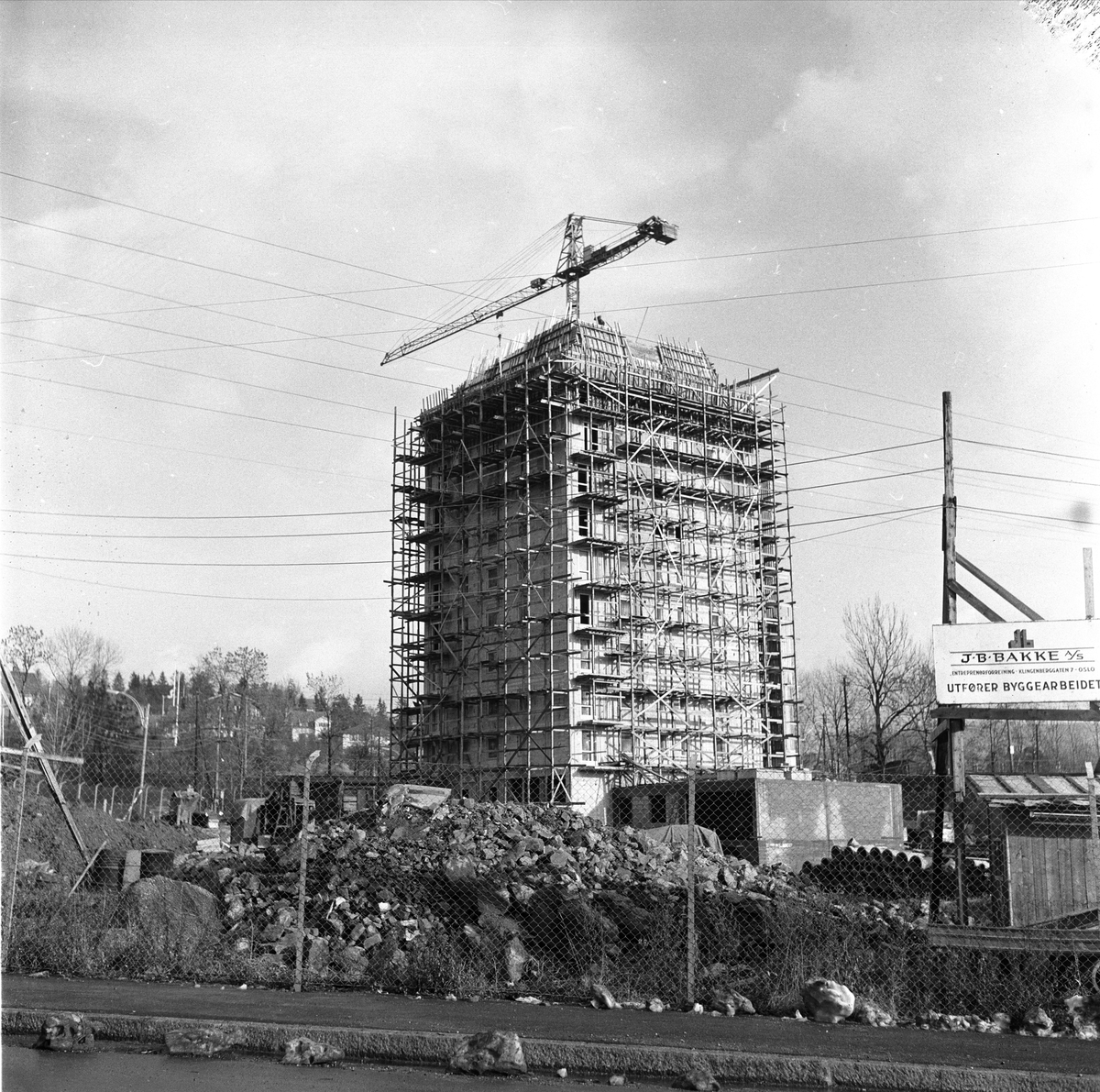 Tåsen, Oslo, november 1960. Høyhus under bygging.