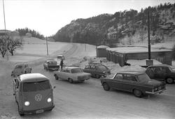 Fra Kragerø februar 1969. Biler som trafikkerer en vinterlig