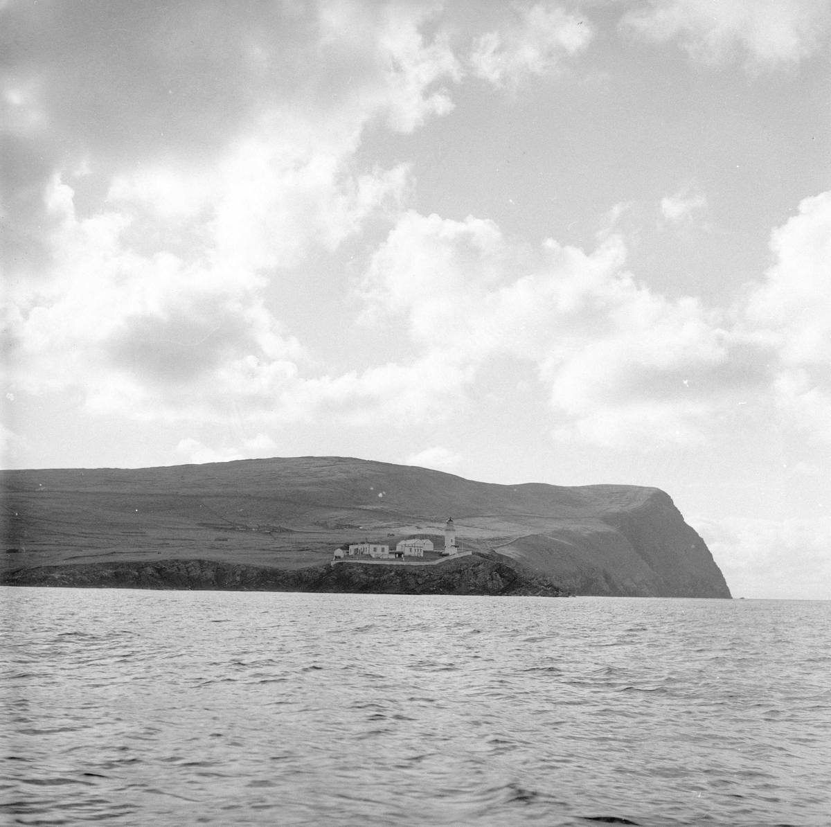 Pigghåfiske på Shetland.
Shetland, 14-22. mai 1958, landskap sett fra sjøen.
