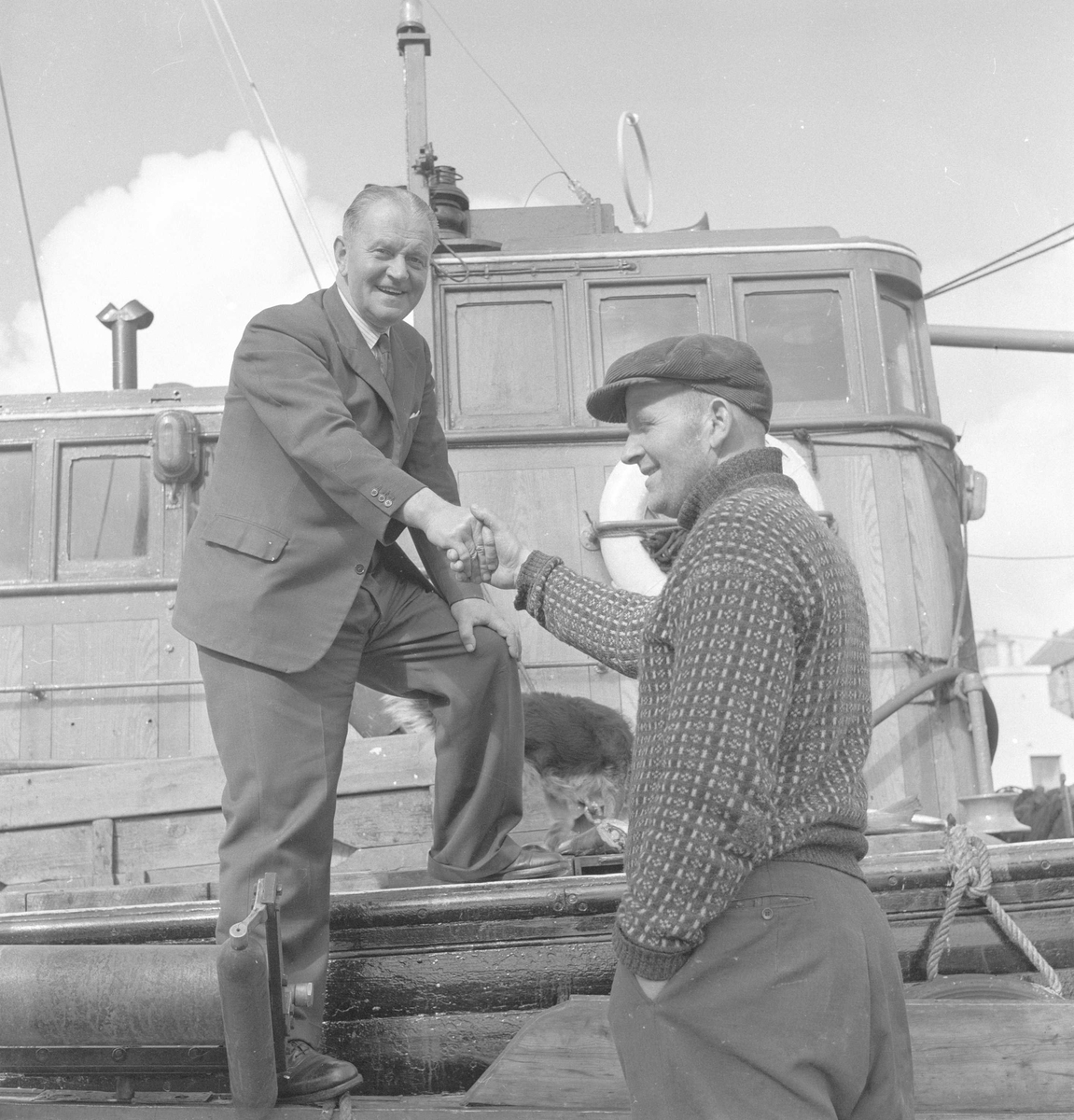 Pigghåfiske på Shetland.
Shetland, 14-22. mai 1958, to karer i hyggelig møte med hverandre.