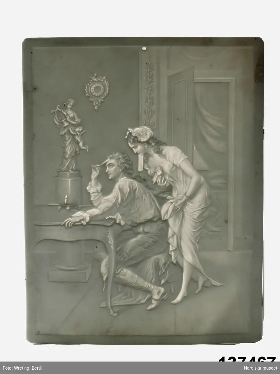 Scen, interiör
Människa, man
Människa, kvinna
Möbel, stol
Möbel, bord
Staty