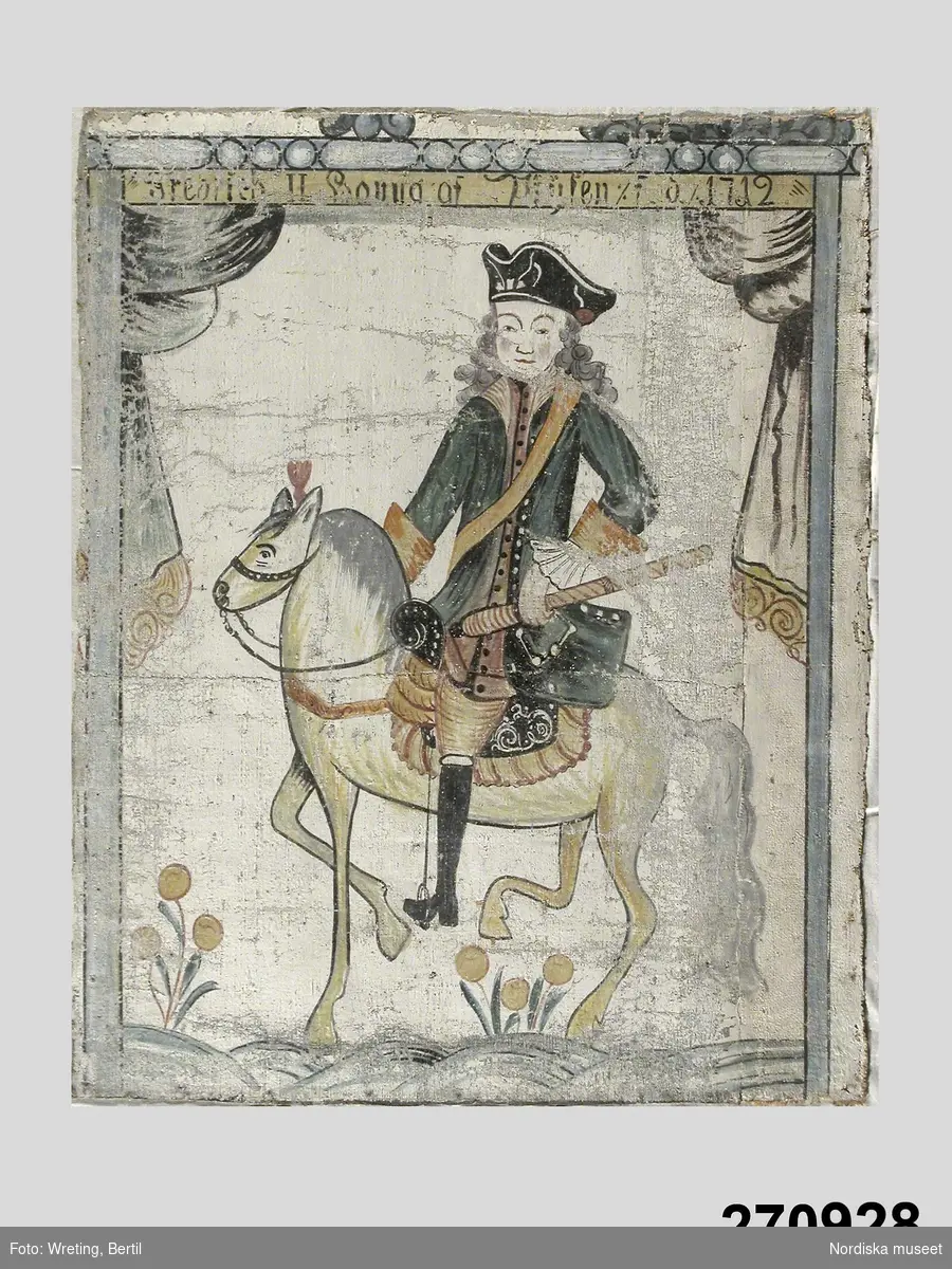 Huvudliggaren:
"Målning på väv, del av väggfält; grov väv, limfärg, flagnar; ryttare i grön rock, orangefärgade ärmuppslag, spetsmanschetter, peruk, svart trekantig hatt, svarta stövlar; hästen gul med röd fjäderbuska; draperi i grönt och brunt; text: 'Fredrich II Konug af Prüsen / f.d. 1712'; sannolikt Gustaf Reuter."

Även ram av furu, bemålad med limfärg. Höjd 123 cm, bredd 64 cm. / Ingrid Frankow 20041006
