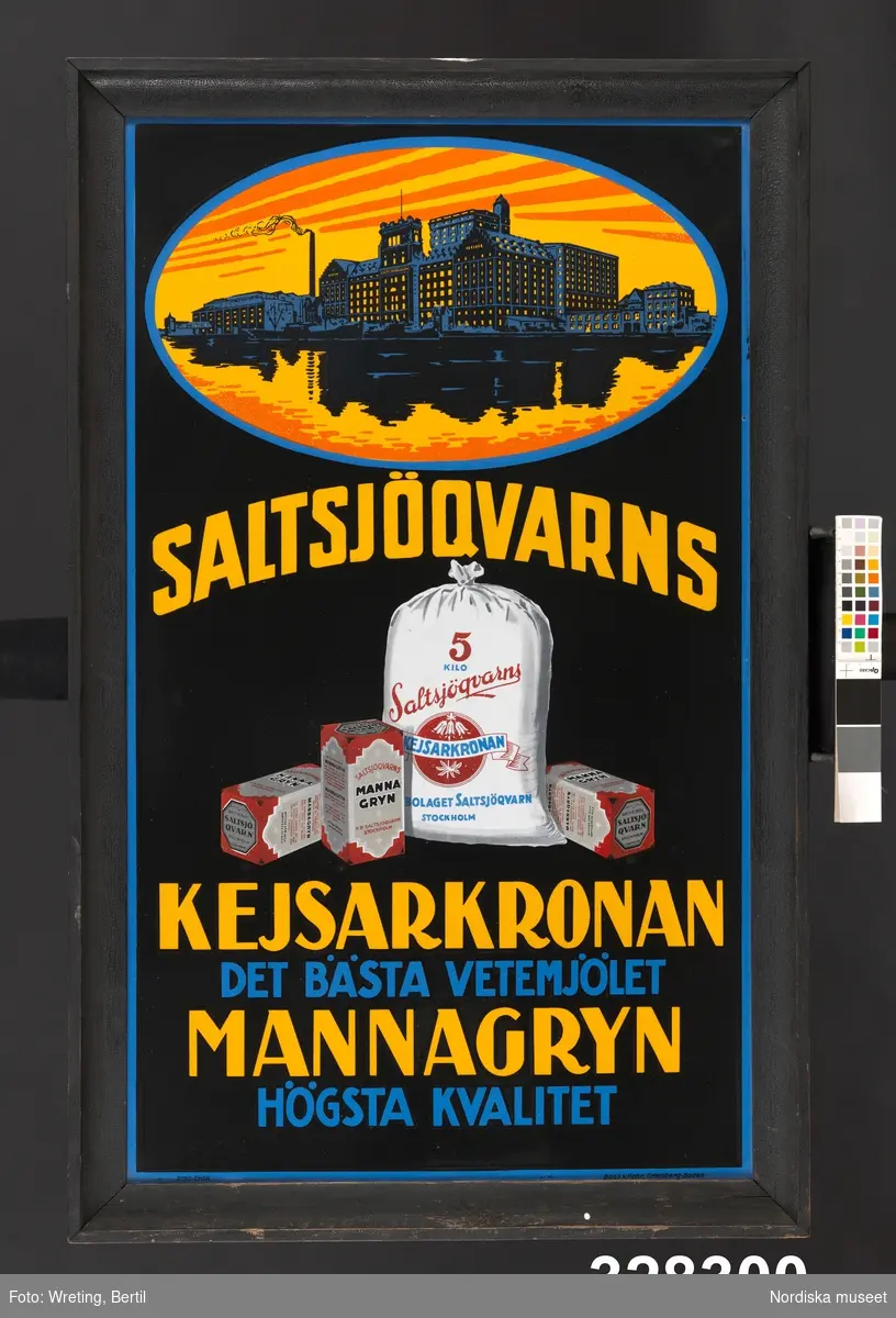 Högst upp Saltsjöqvarns fabriksbyggnad i blåsvart, avtecknad mot gulorange soluppgång inom liggande oval. Under denna en säck vetemjöl och tre förpackningar mannagryn omgivna av text.