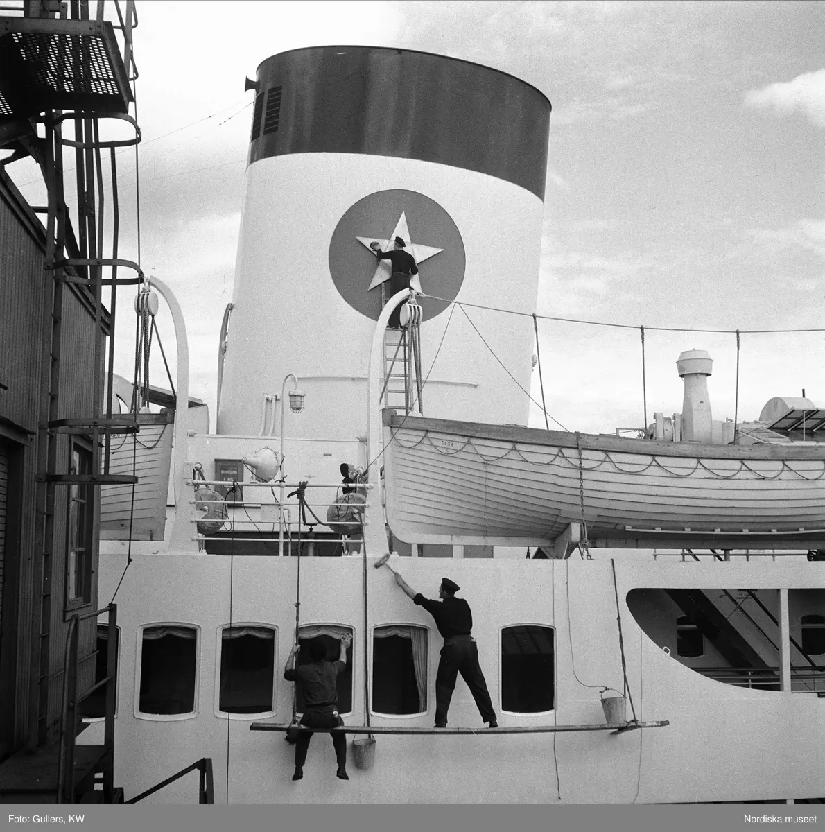 Sjömän som skurar fartyget Svenska Lloyd Saga, Göteborg.