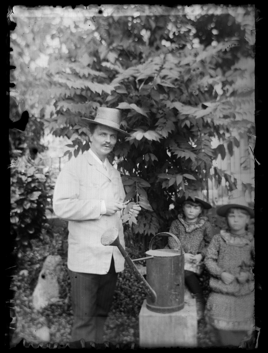 August Strindberg i trädgården med sina barn i Gersau, Schweiz.