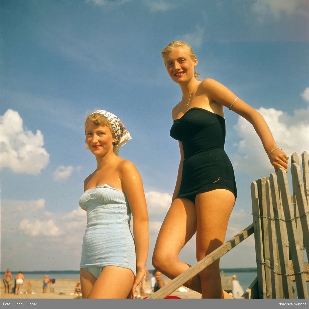 Två unga kvinnor i baddräkt på strand. Malen, Båstad, Skåne.