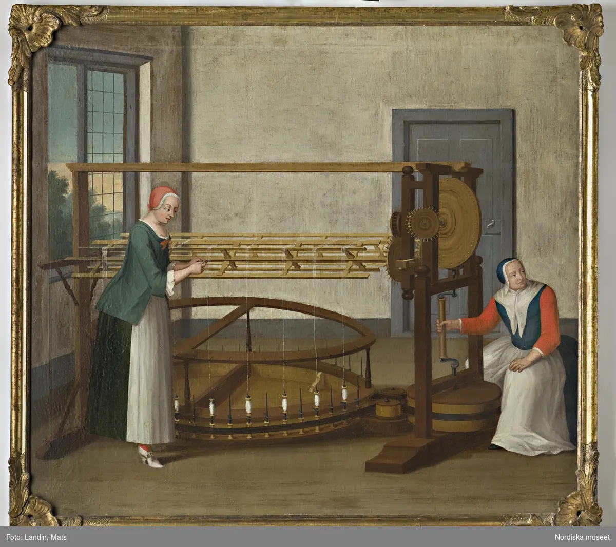 Oljemålning. Scener från ett silkespinneri under 1700-talet. Bobining. Två kvinnliga figurer. Har tillhört sidenfabrikör Rudolf Stenberg, Stockholm.