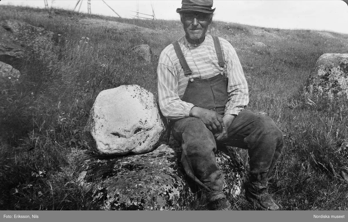 Man sittande bredvid en gammal lyftesten i Bäsksjö, Lappland. Mannen på bilden är enligt uppgift  Johan Robert Filipsson i Bäsksjö.