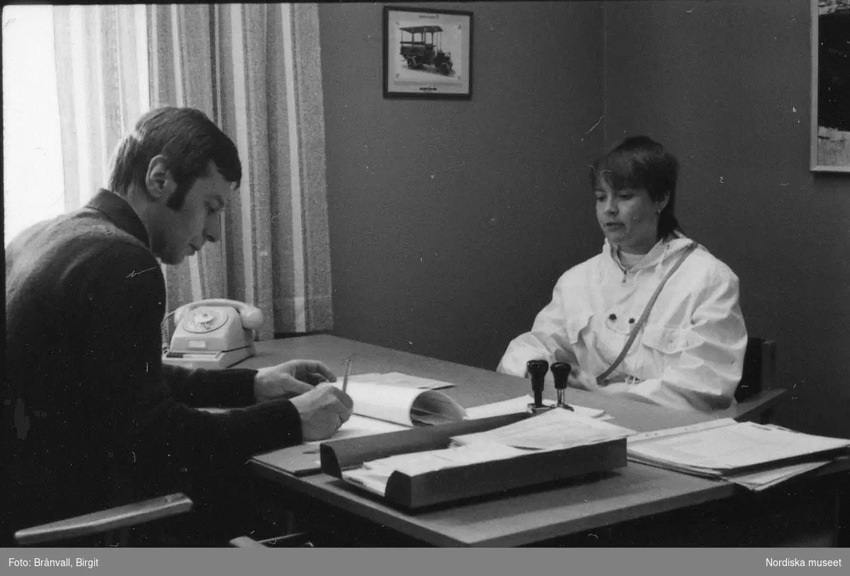 Storuman 1982. Arbetsförmedlingen. Personal, arbetslös ung flicka, lokaler, arbetssökande, skolklass på studiebesök.