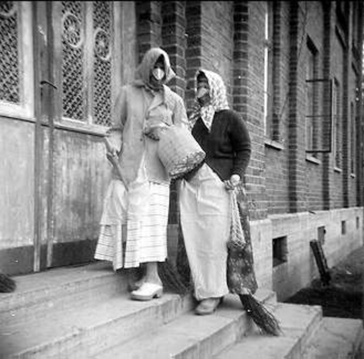 Garnisonssjukhuset Karlsborg, 1950-tal. Påskafton, Mildred Stohlbin och syster Siv delar ut ägg och apelsiner till patienterna.