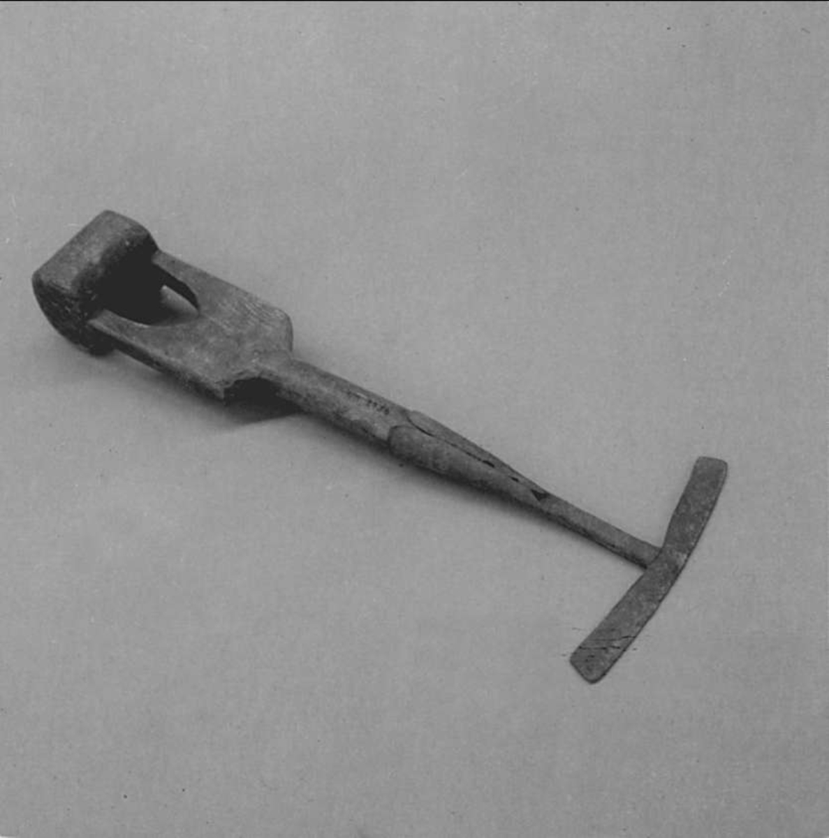 Räckjärn av järn med träskaft. Märkt: 1695 A K.