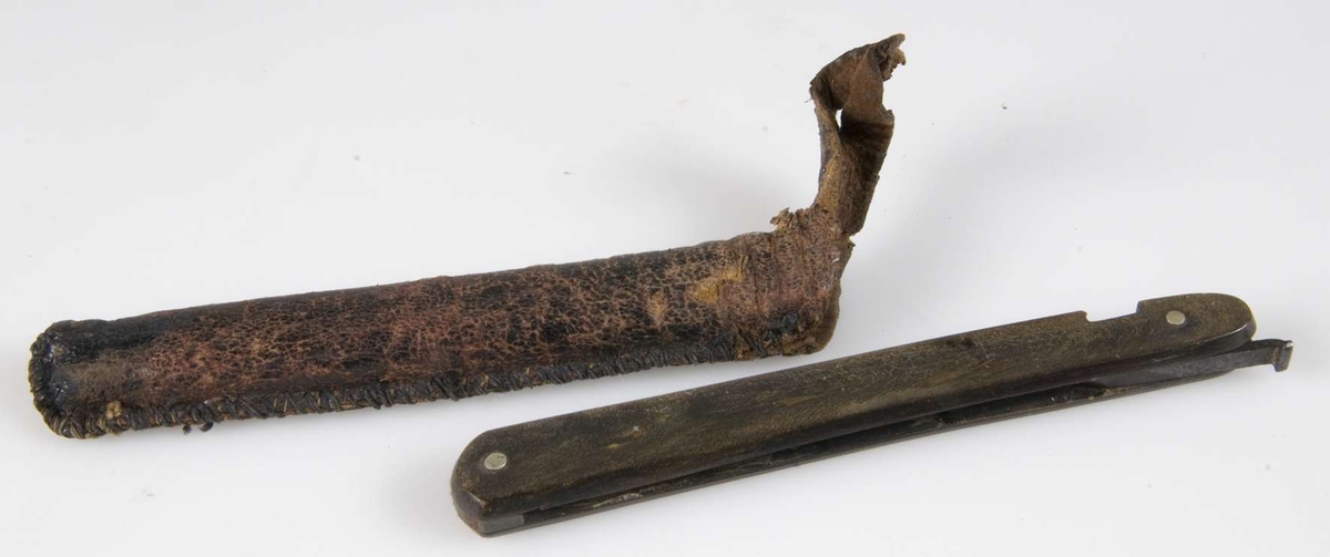 Dissektionskniv, skaft av trä, knivblad av stål med stämpeln "NYMAN". Fodral av läder.

