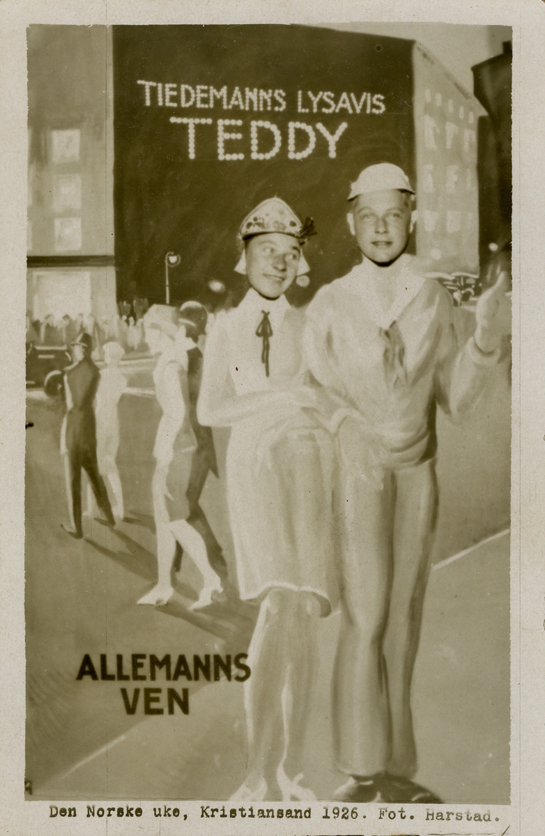 Foto fra Tiedemanns stand på varemessen i Kristiansand 1926 hvor publikum kunne bli gratis portrettert med sitt ansikt kikkende gjennom en av Tiedemanns reklameplakater, her Teddy sigaretter.