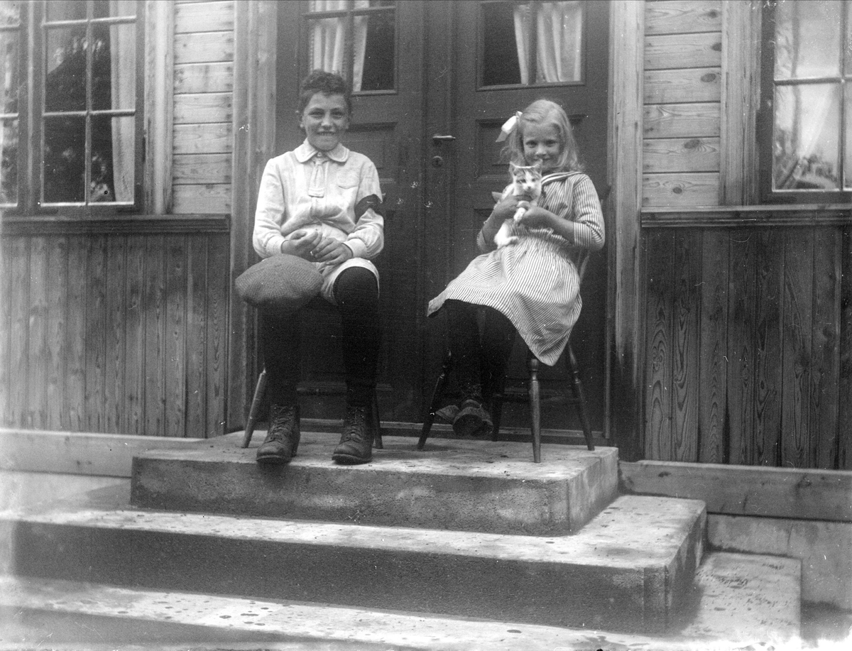 Feriebarnet Svea Kvistberg och krigspojken Gustaf Hagman, Vallby, Torstuna socken, Uppland 1919