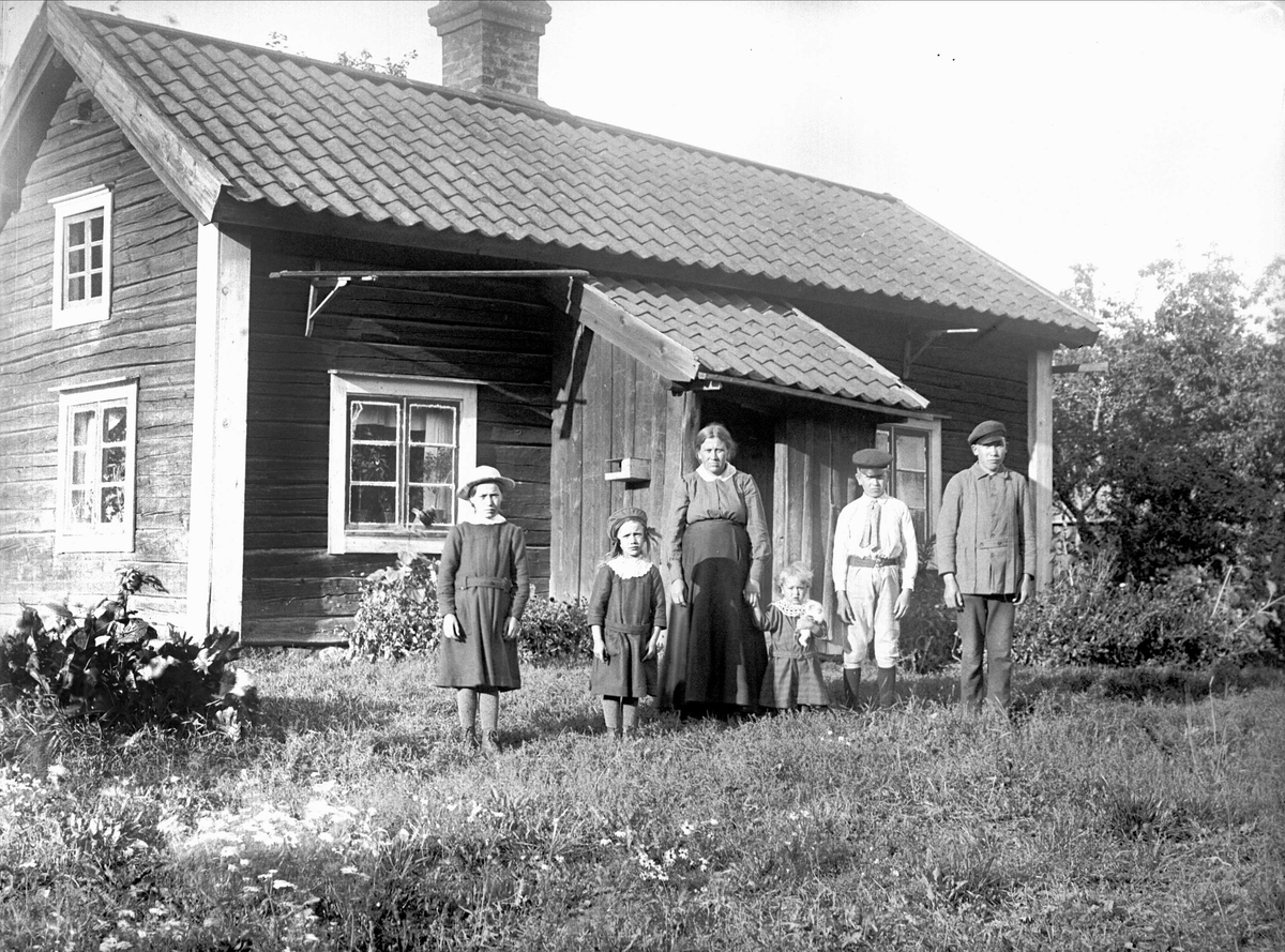 "Johan Eklunds familj utanför villan", Fallet, nära Solbo, Tärna socken, Uppland 1919