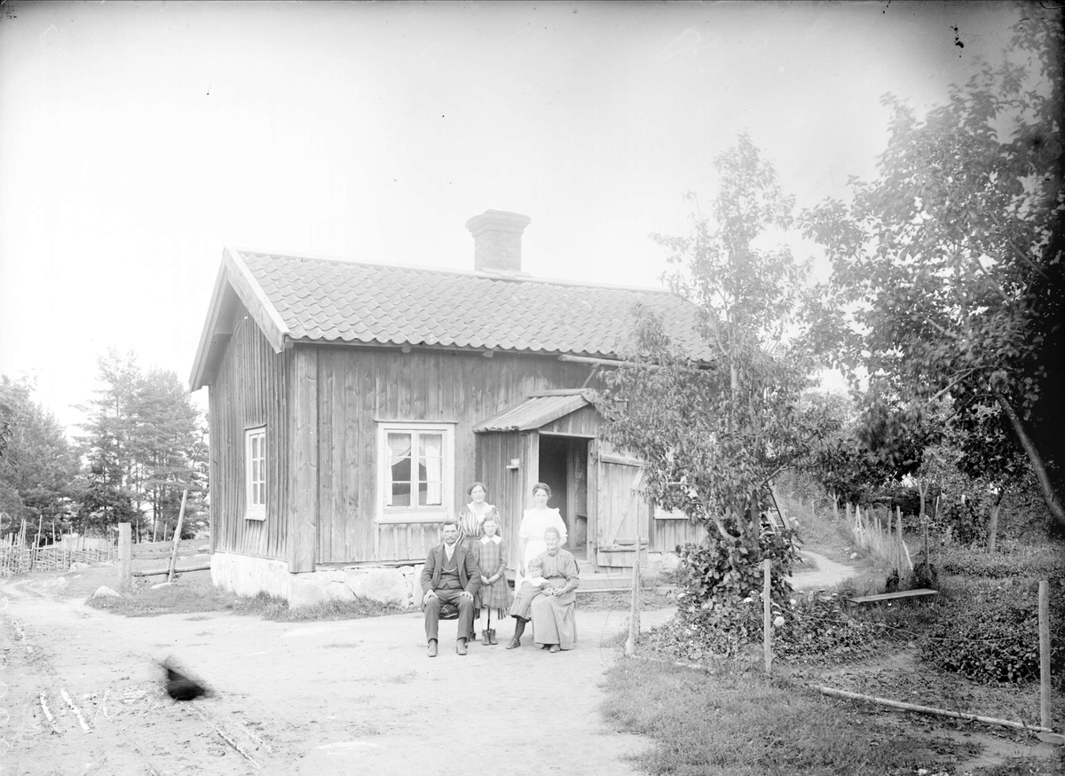 "A Härner med familj utanför deras villa i St. Hernevi", Härnevi socken, Uppland 1918
