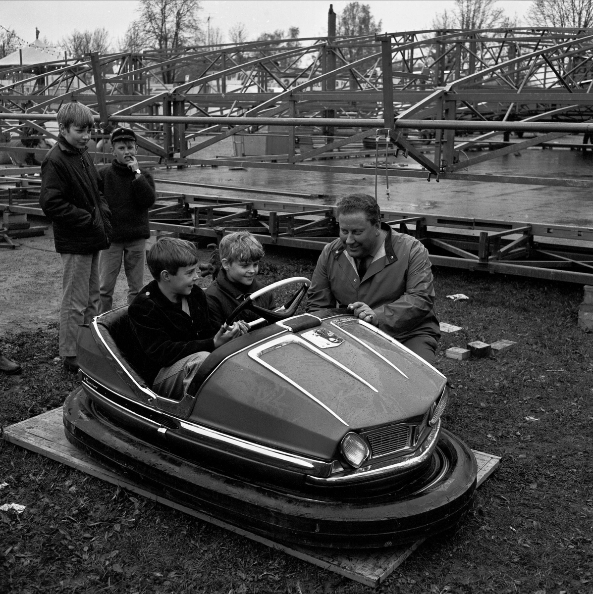 Pojkar i radiobil, Kent Olsson i vänstersätet och Per-Ola Morberg i högersätet, festplatsen på Barnens Dag, Tierp, Uppland 1967