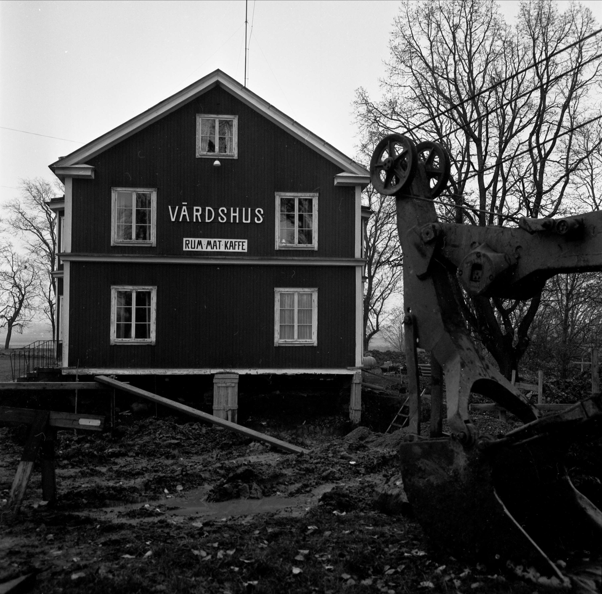 Markarbete vid värdshus i Gryttjom, Tierps socken, Uppland 1967