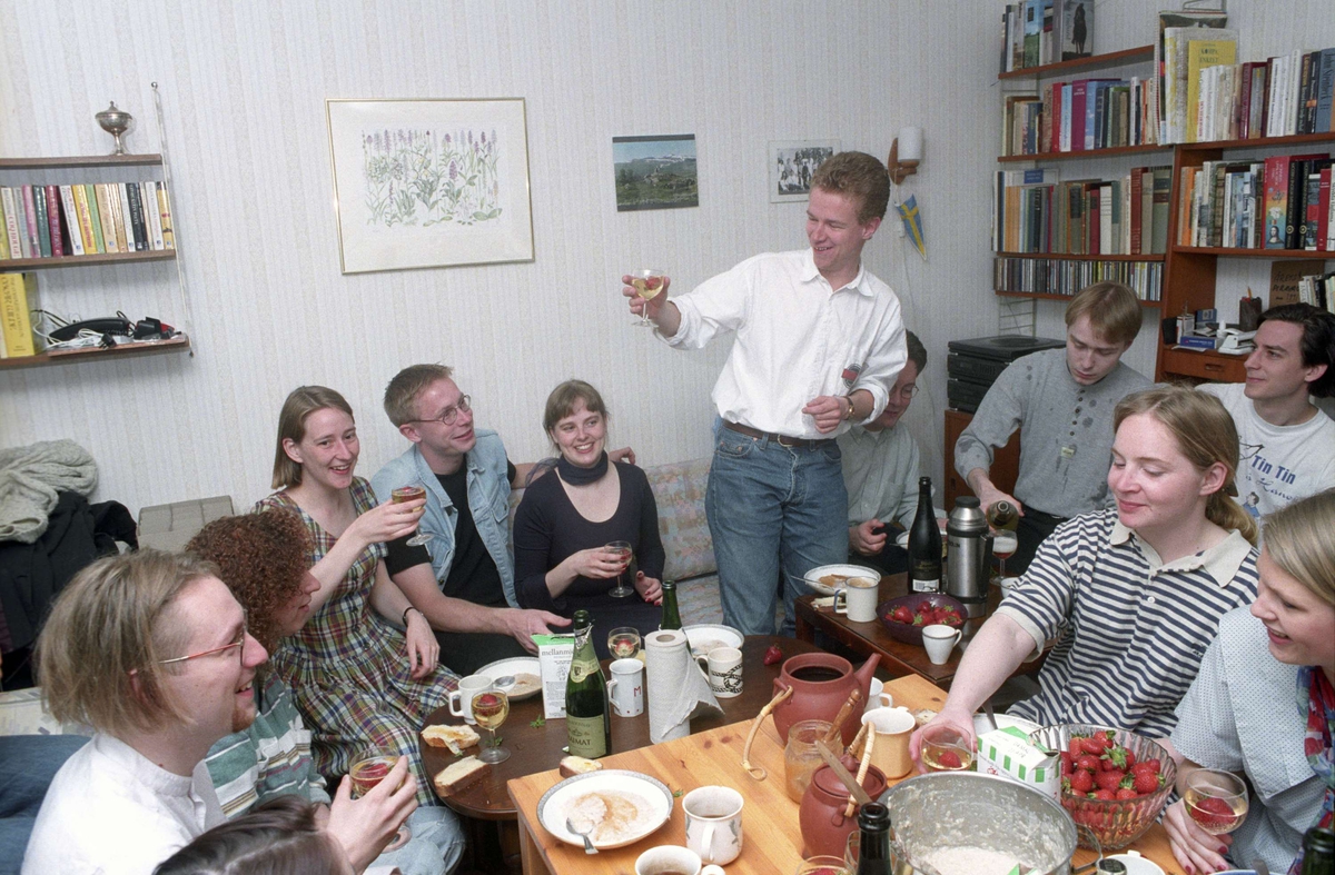 Uppländsk undfägnad - studenter äter grötfrukost på "sista april", Åsgränd, Uppsala 1994