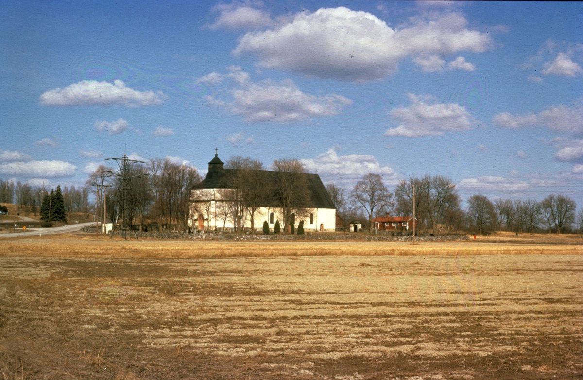 Landskapsvy med Svinnegarns kyrka, Svinnegarns socken, Uppland 1975