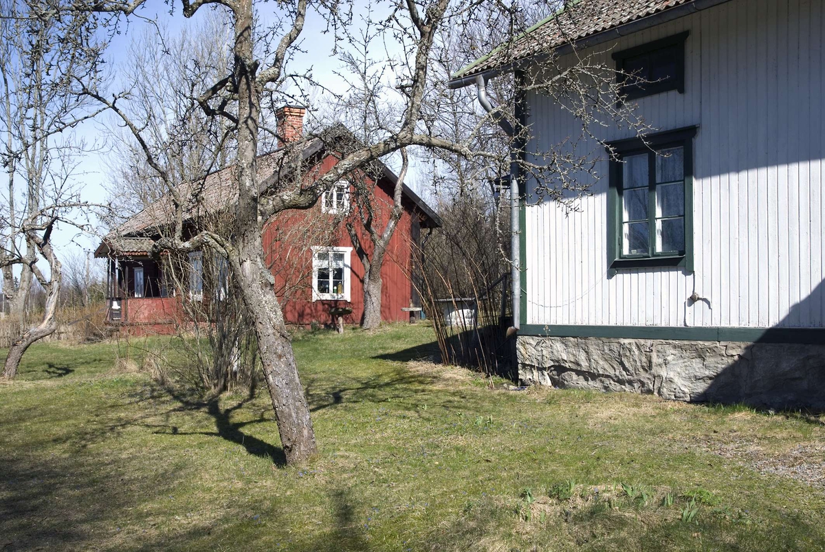 Båda bostadshusen på en gård i Sundby, Veckholms socken, Uppland