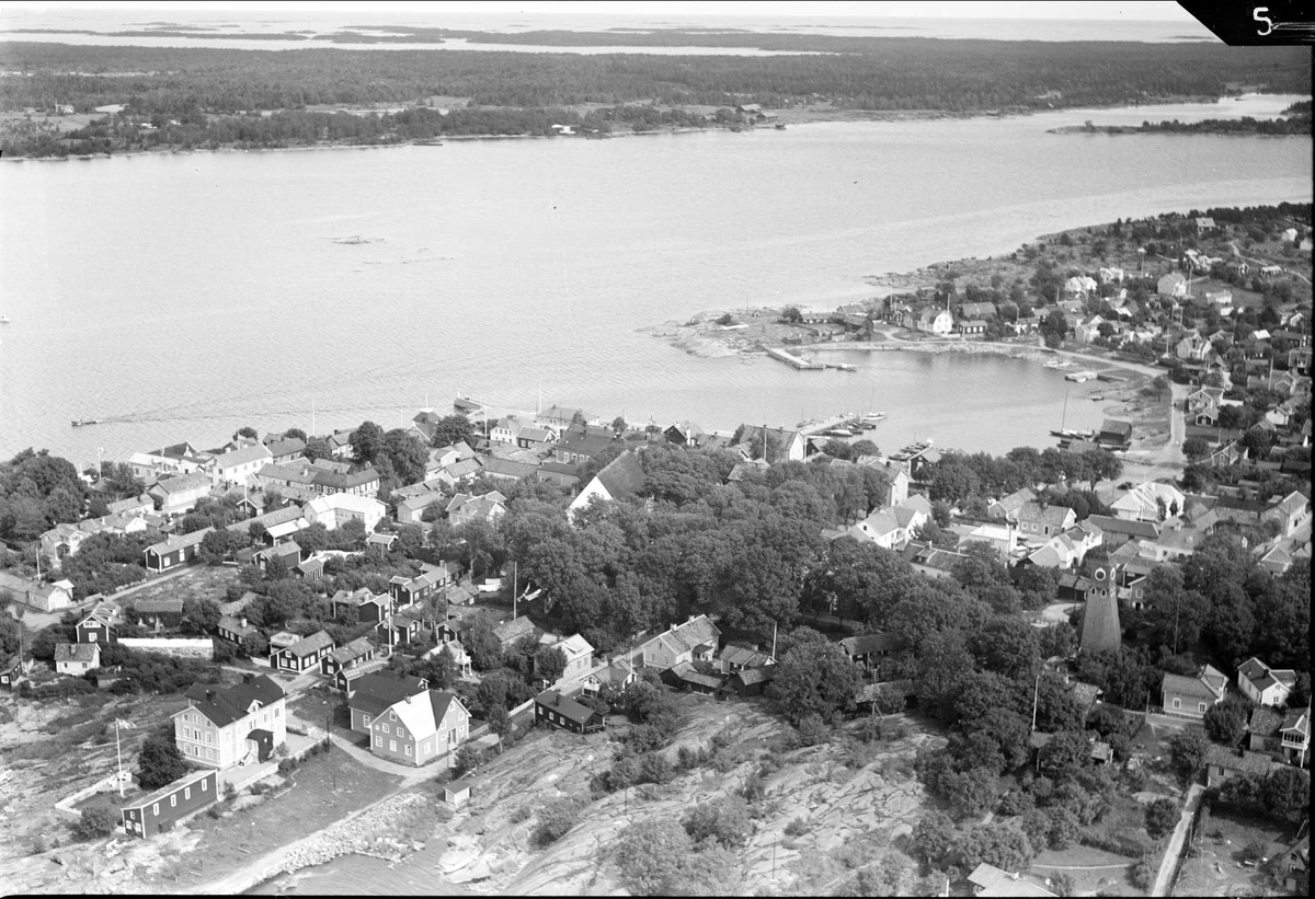 Flygfoto över Öregrund, Uppland 1936. I havsbandet ses delar av Gräsö