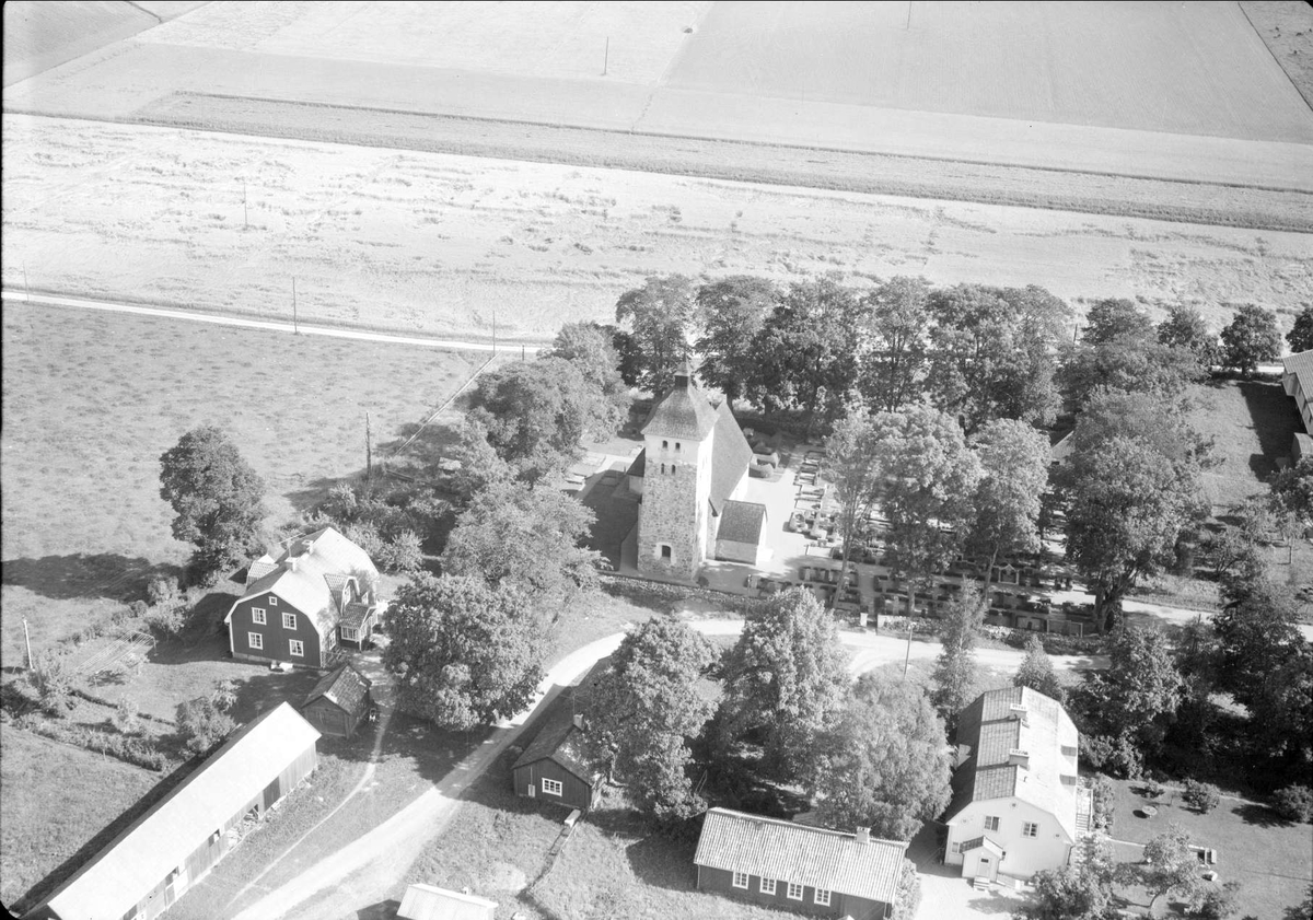 Flygfoto över Balingsta kyrka, Balingsta socken, Uppland 1958