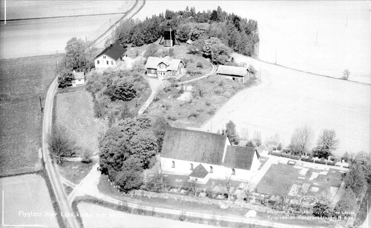 Flygfoto över Löts kyrka, Löts socken, Uppland 1955