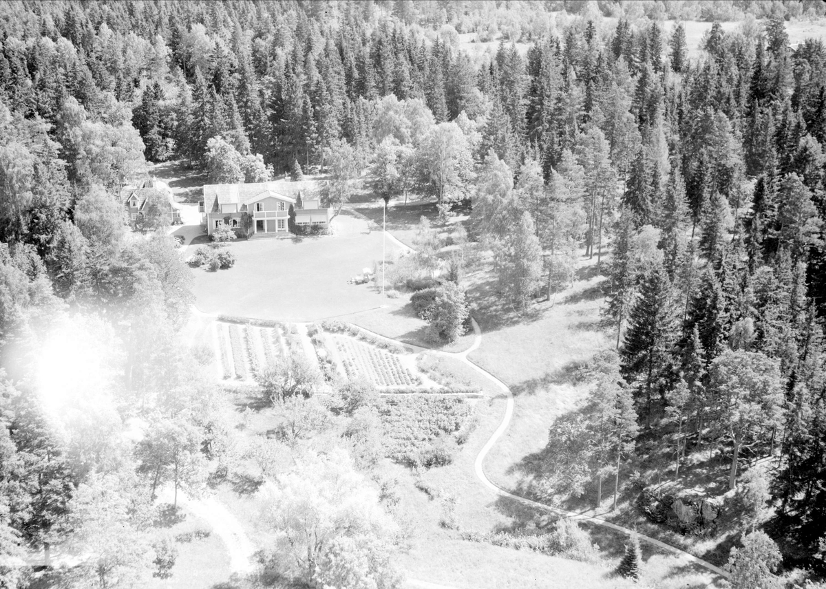 Flygfoto över bostadshus, Nor, Knivsta socken, Uppland 1947