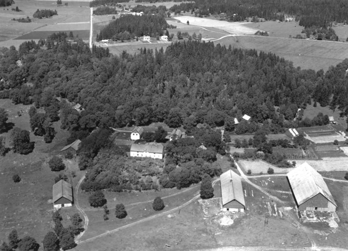 Flygfoto över Torslunda gård, Torslunda, Fröslunda socken, Uppland 1947 ...