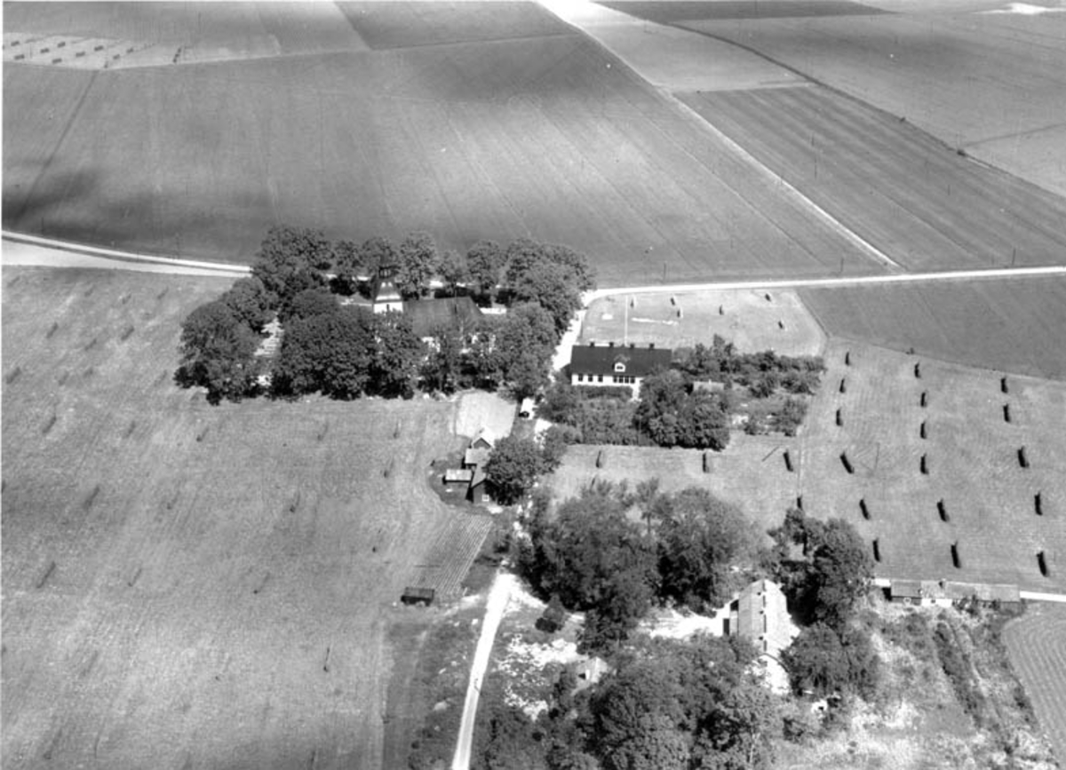 Flygfoto över kyrka och prästgård i Biskopskulla, Uppland 1952