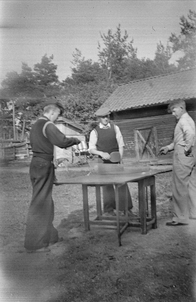 Bertil Jansson, Gösta Blom och Sven Jansson spelar pingis, Mellanbo, Skattmansö, Vittinge socken, Uppland 1940- 50-tal