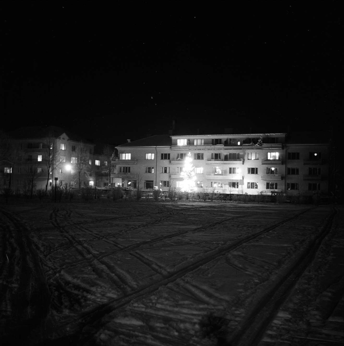 Flerbostadshus i kvällsljus, sannolikt Uppsala, december 1938