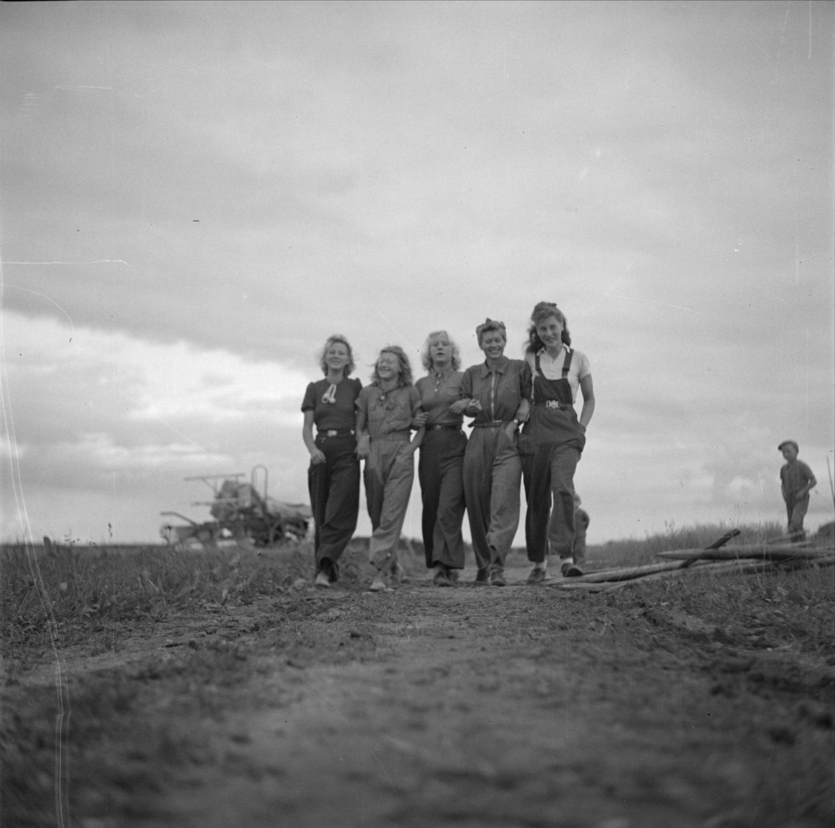 Unga kvinnor på beredskapsläger i Skuttunge, Uppland 1940