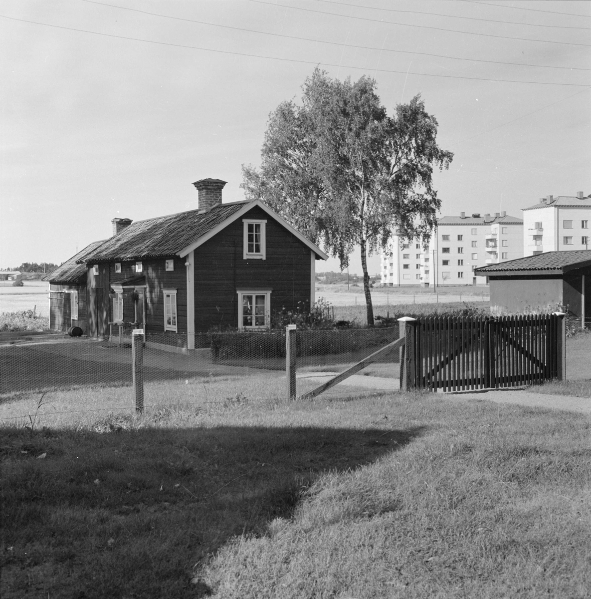 Bostadshus och grind vid Stabby prästgård i Hällby, Uppsala