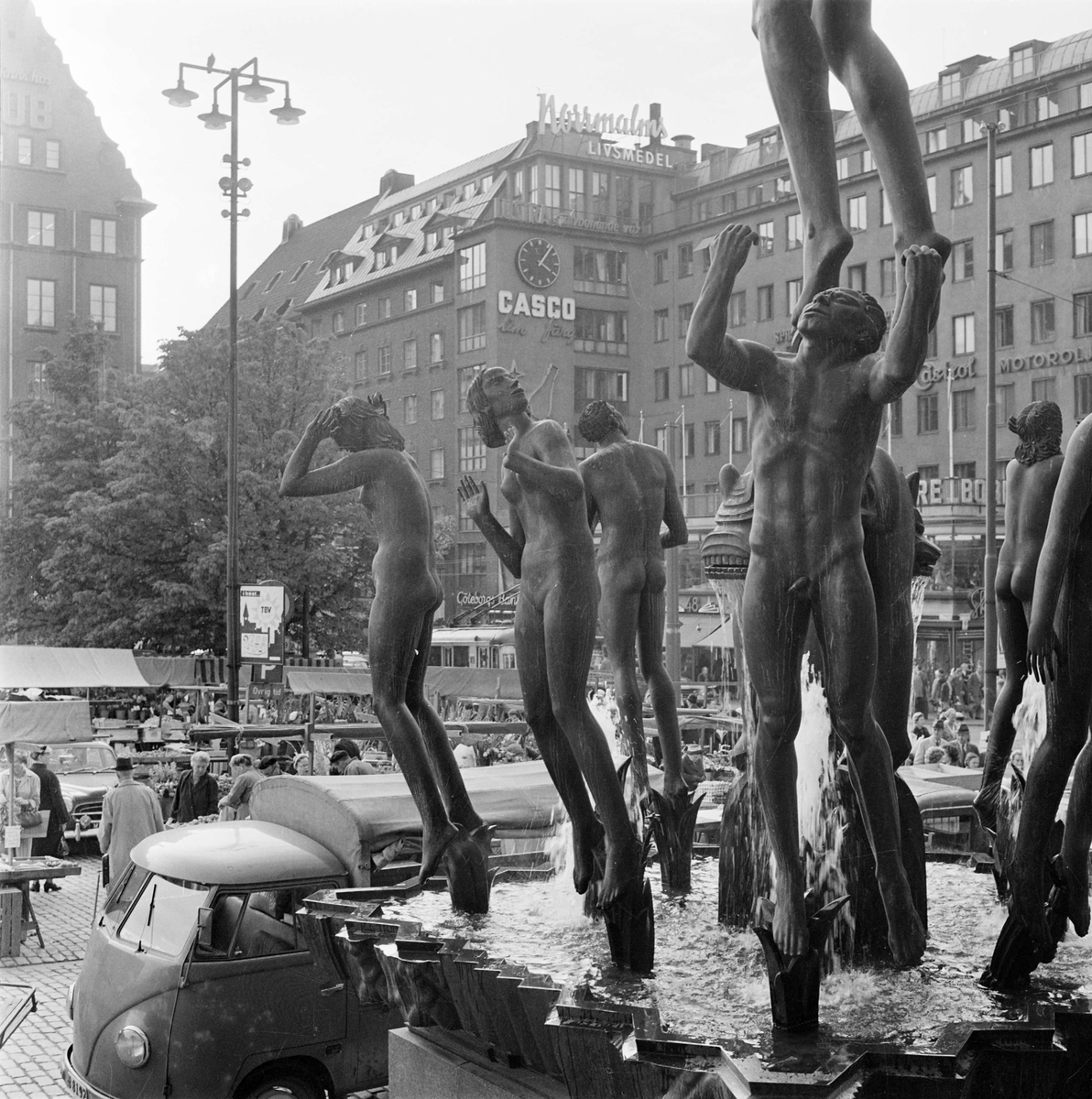 Fontänskulptur Orfeusgruppen av Carl Milles framför Konserthuset på Hötorget i Stockholm