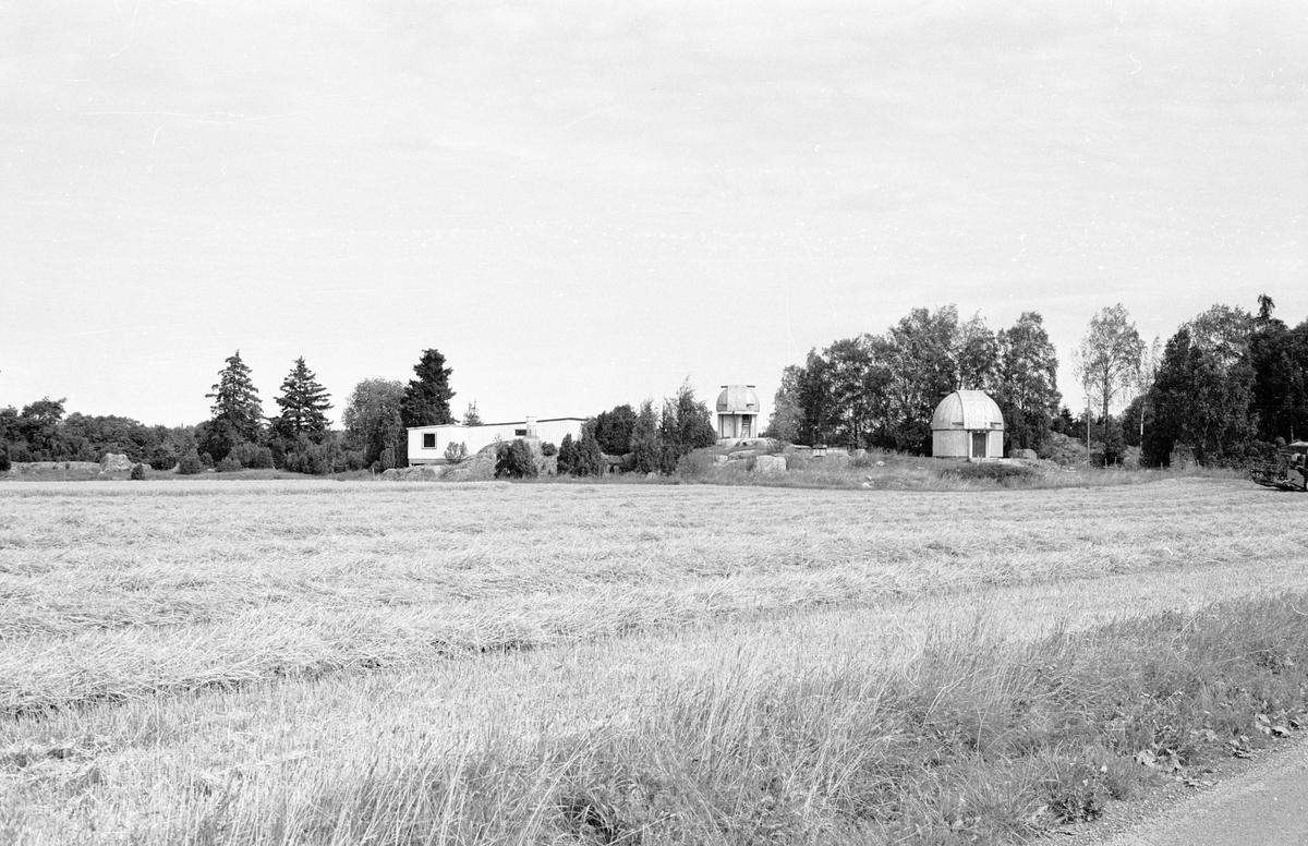 Vy över astronomiskt observatorium, Åloppe 3:9, Bälinge socken, Uppland 1983