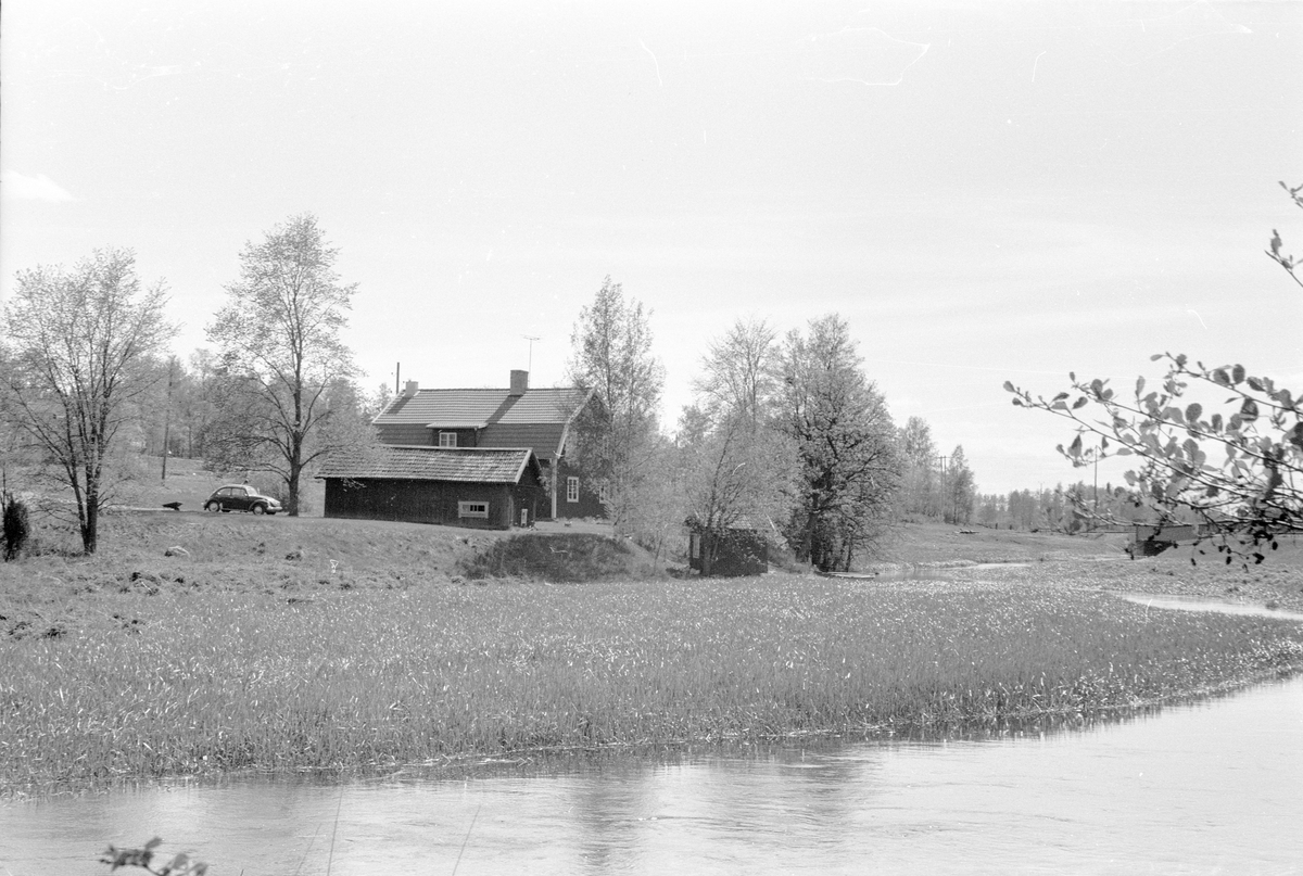Vy från nordväst över Lenaberg 1:20, Stenby, Lena socken, Uppland 1977