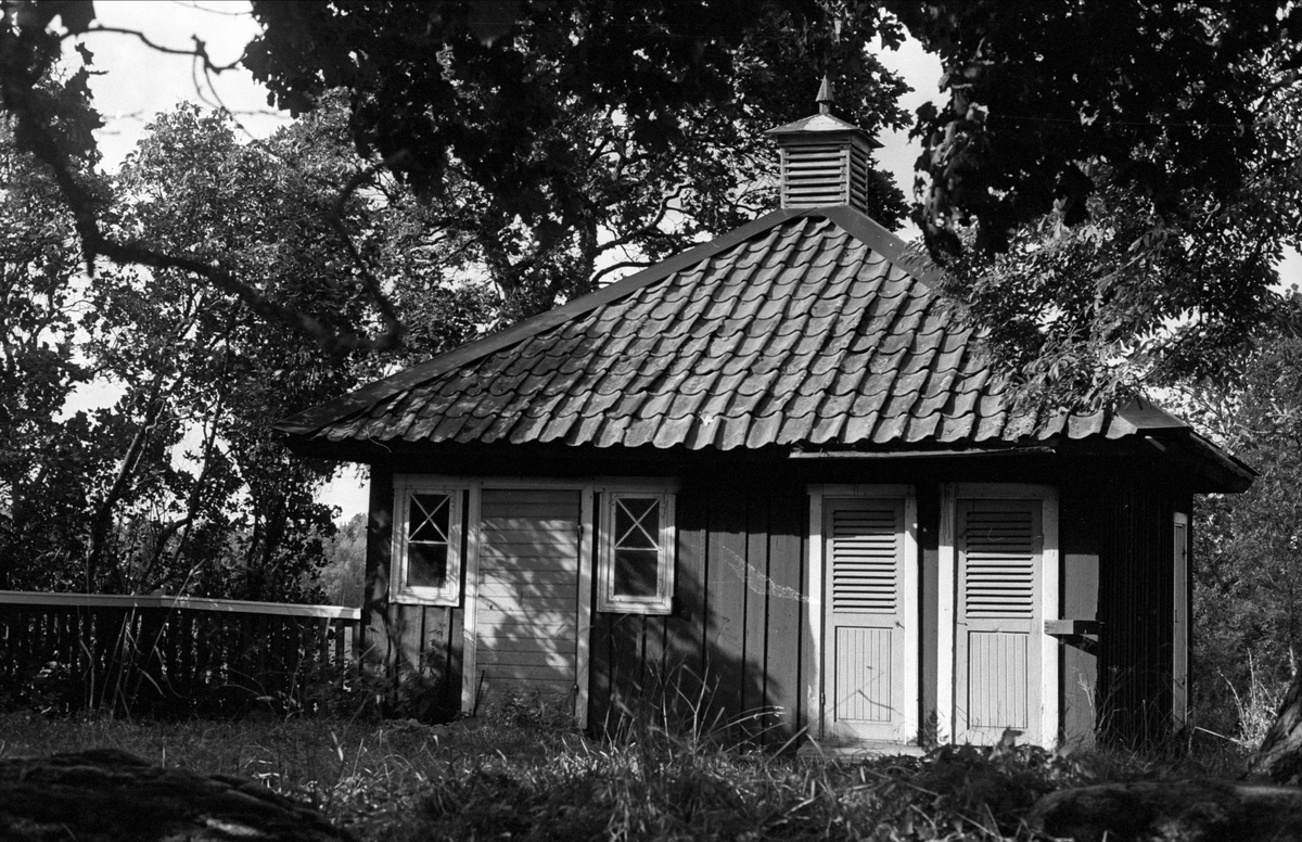 Trädgårdsbod och hemlighus, Stora Väsby S:1, Almunge socken, Uppland 1987