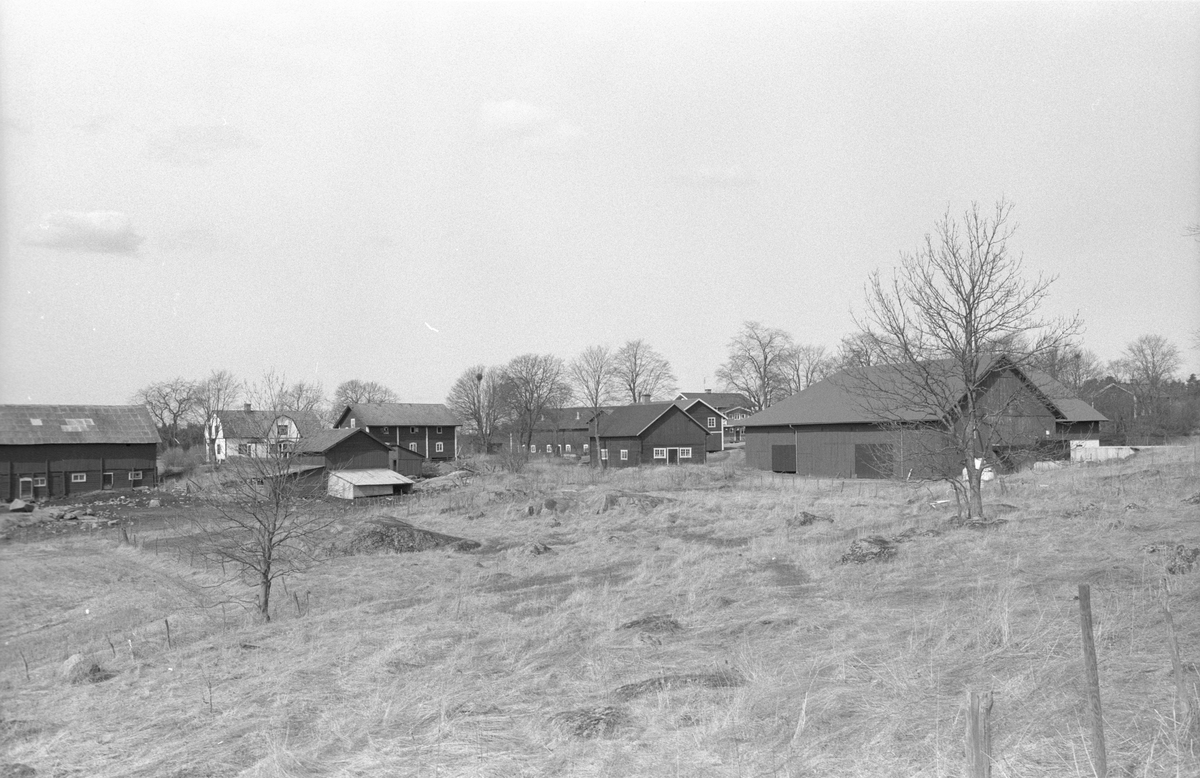 Vy från sydöst över Solvalla by, Solvalla, Faringe socken, Uppland 1988