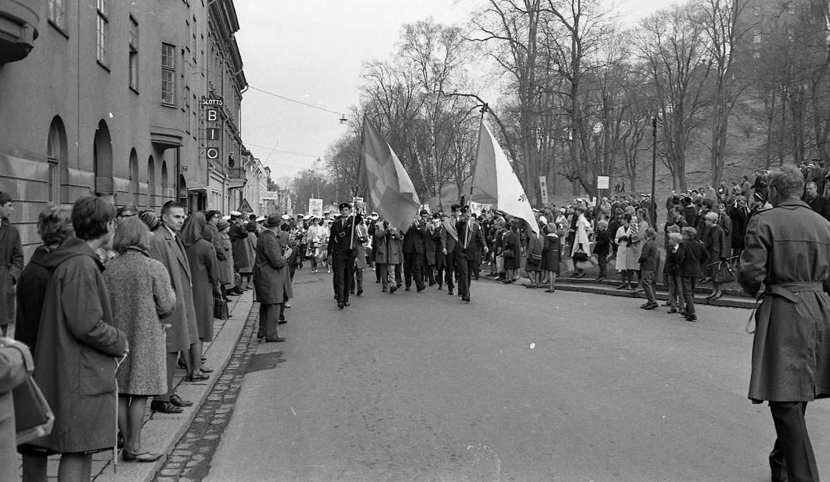 Studenttåg på Nedre Slottsgatan, Uppsala 1964