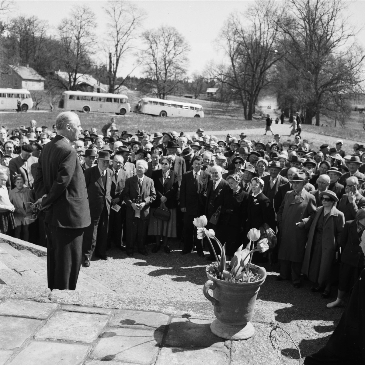 Upplands fornminnesförenings ordförande landshövding Georg Andrén hälsar utflyktsdeltagarna välkomna till Penningby slott, Länna socken, Uppland 1955