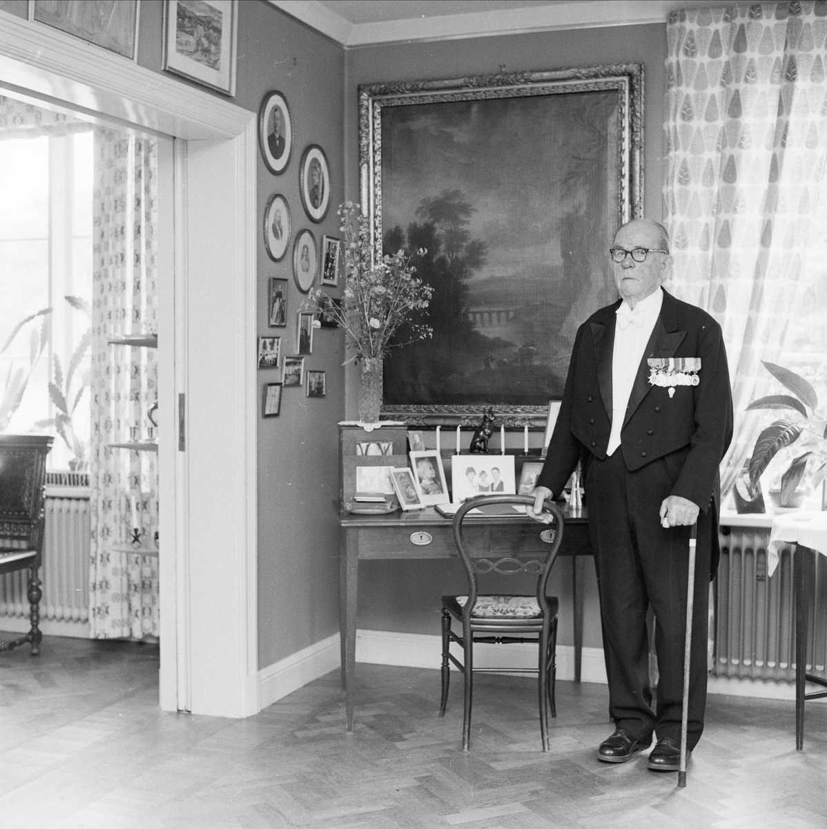 Kapten Fredrik Kylberg högtidsklädd i hemmet, Vattholma, Uppland, juli 1958