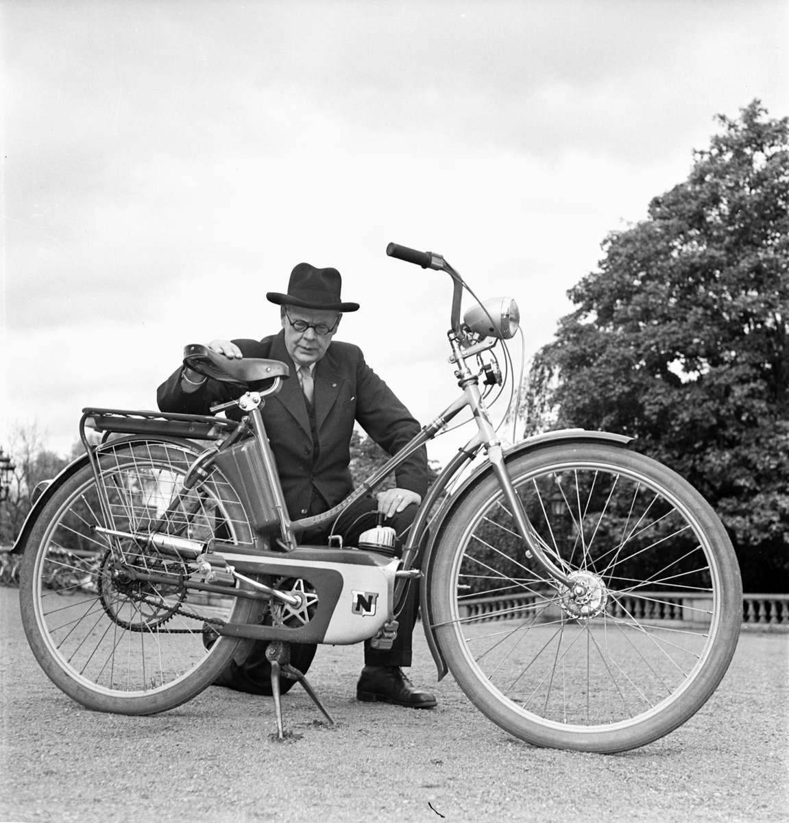 Professor H S Nyberg med moped, Uppsala 1954
